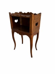 Nussbaum-Mittelschrank